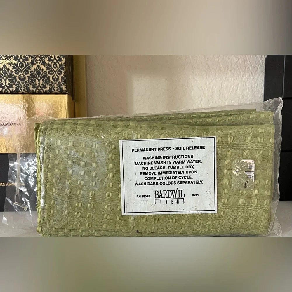 NWT Set of 4 Green Dinner Napkins Reusable